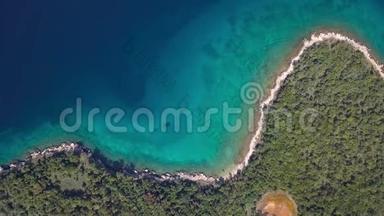 克罗地亚克里克岛海岸线<strong>上</strong>晶莹剔透的水的鸟瞰图